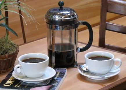 Cum sa Brew cafea presa franceză cu privire la toate regulile