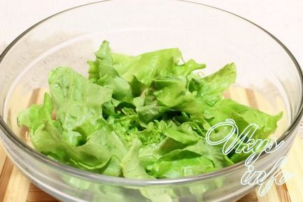 Clasic salata - Caesar - cu reteta de pui și biscuiți cu o fotografie