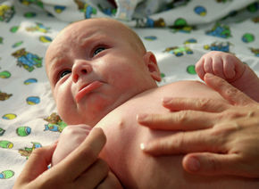 Colici la nou-născuți, care fac cursuri pentru mămici