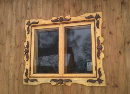 Trim pe fereastra într-un decor fațadă casa din lemn