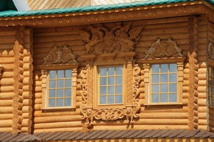 Trim pe fereastra într-un decor fațadă casa din lemn