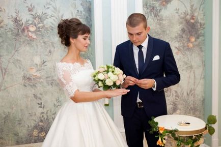 Netorzhestvennaya înregistrarea căsătoriei în oficiul registrului (fotografii)
