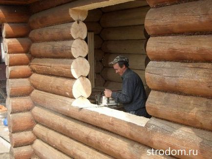 Okosyachka cu mâinile lor într-o casă de lemn