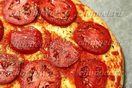 Pizza cu pui și roșii