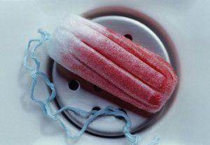 De ce este sângele în timpul menstruației și modul în care curge