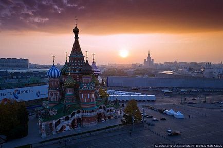 Mersul pe jos de-a lungul zidului Kremlinului, știri foto