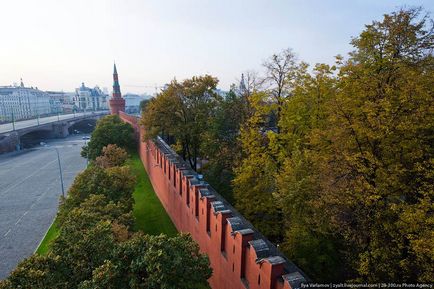 Mersul pe jos de-a lungul zidului Kremlinului, știri foto