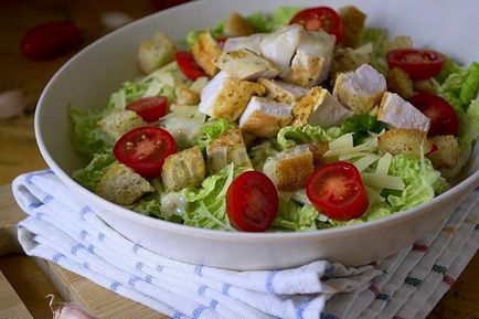 Salata Caesar cu pui - o reteta clasica simplu cu crutoane