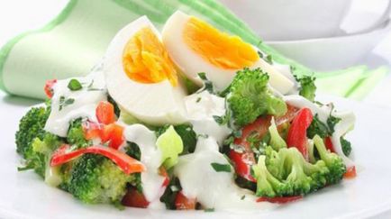 Salata de broccoli cu ouă și roșii