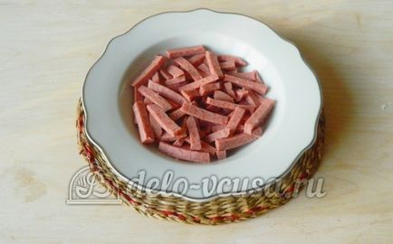 Salata cu salam, brânză și roșii pas cu pas reteta
