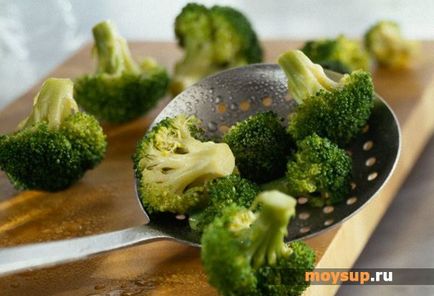 Salata cu broccoli, roșii și ierburi - o reteta delicioasa cu o fotografie