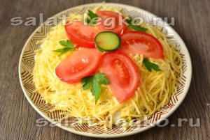 Salata cu salam, brânză și roșii - rețeta cu o fotografie