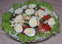 Salata cu cârnați afumat și roșii, și brânză
