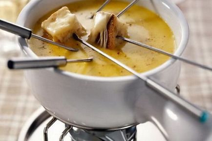 Brânză fondue - o rețetă de la gustări delicioase acasă fierbinte