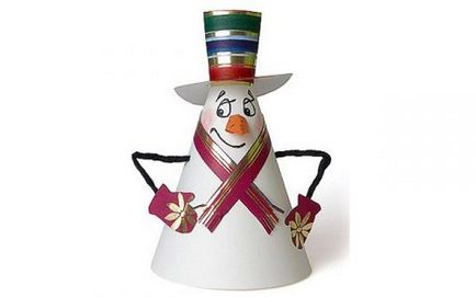 Om de zapada cu mâinile lor, afară din resturi de materiale (10 clase de master cu fotografii) (Snowman) Om de zăpadă cu mâinile lor din materiale de resturi (10 cursuri de master cu fotografii)