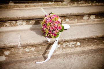 Buchet de frezii flori deosebite pentru o mireasa romantica