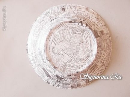 Placa de papier-mache din ziare cu propriile lor mâini