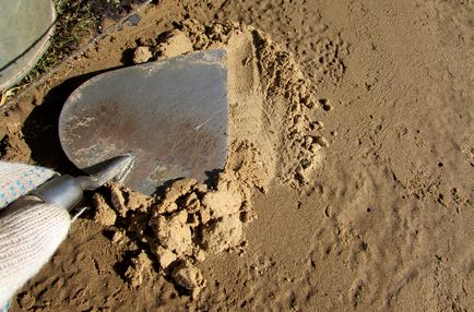 Tehnologia de stivuire este dale de pavaj pe ghidul de nisip fotografie