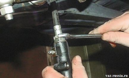Înlocuirea cilindrului de ambreiaj slave pentru vase 2101, 2107