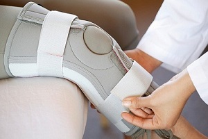 як лікувати розтягнення зв'язок коліна
