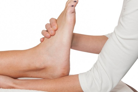 як лікувати розтягнення на нозі