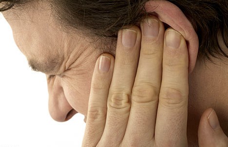 застуда простудні прохолов застудився ГРЗ ГРВІ грип вухо вуха заклало закладає закладені ознаки причини чому що робити позбутися