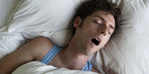 причини хропіння виникнення чого людина чому прилад лікування пристосування з'являється сильний можливість усунення ангіна сон закритий рот бік
