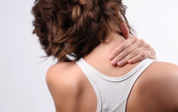 спазм м'язів шиї і плечей комірцевої зони симптоми причини лікування