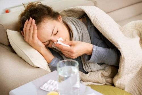 температура 37 болить горло причини прояви недуги види захворювань викликані не респіраторну інфекцію що необхідно робити можливі ускладнення самолікування як панацея