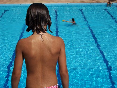 як лікувати спину в басейні