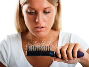 з чим пов'язано випадання волосся у жінок